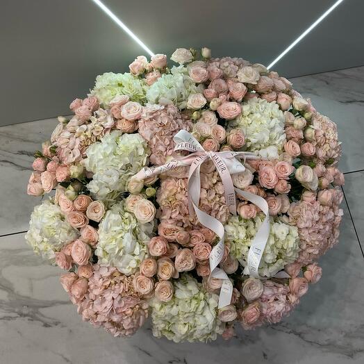 Корзина с гортензиями и кустовыми розами большая