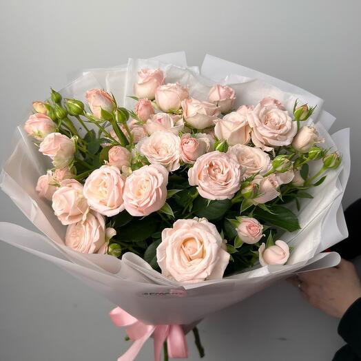 Нежный букет из пионовидной кустовой розы