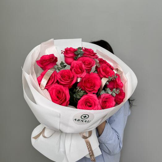 15 малиновых роз с эвкалиптом