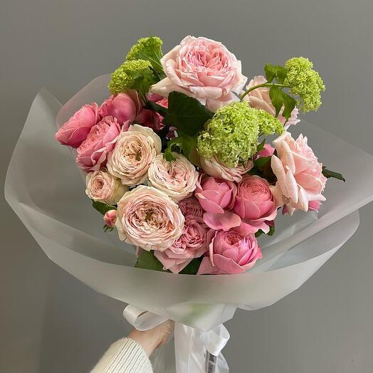 GARDEN WHISPER стильный букет из роз и вибурнума