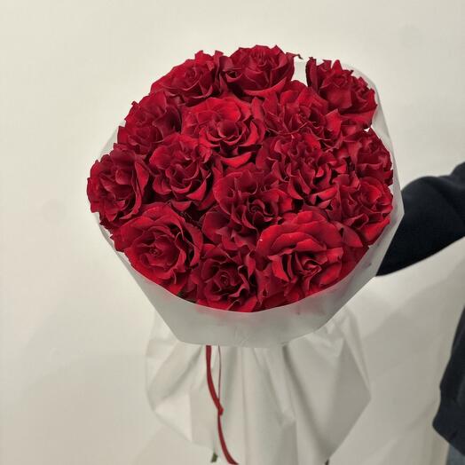 Букет из 15 красных ажурных роз
