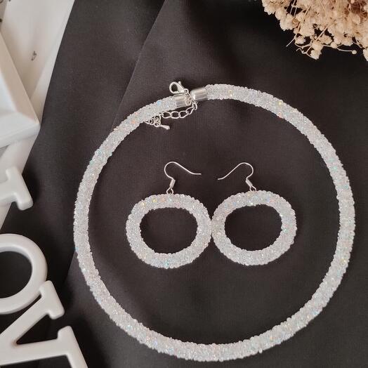 Чокер и серьги в нежном белом цвете