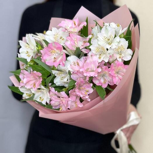 Микс белых и розовых альстромерий