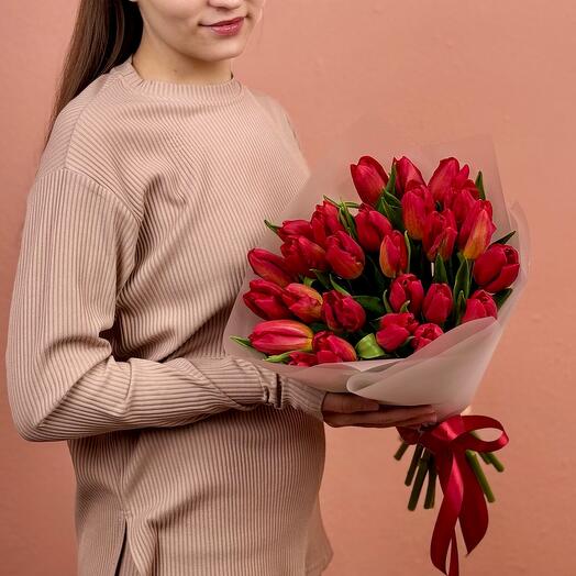 Изящный букет из 25 красных тюльпанов 0924МТ