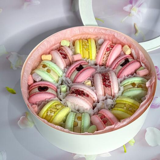 Макарон ассорти в шляпной коробке «Праздничная»