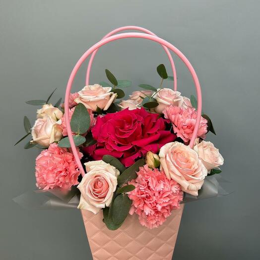 Нежные кустовые розы с диантусом и эвкалиптом в сумочке💞
