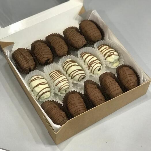 Финики в бельгийском молочном и белом шоколаде Callebaut с грецким орехом