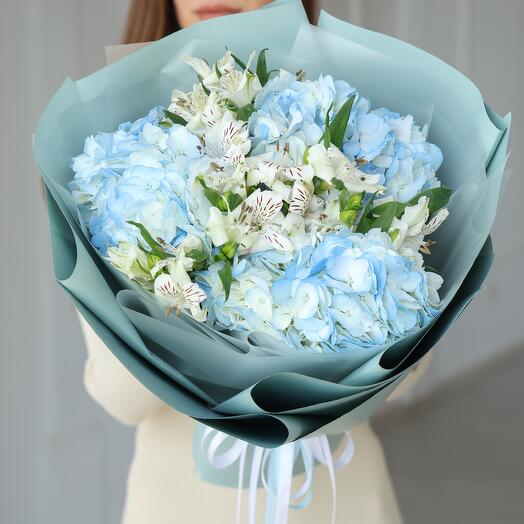 Голубые гортензии и белые альстромерии в упаковке
