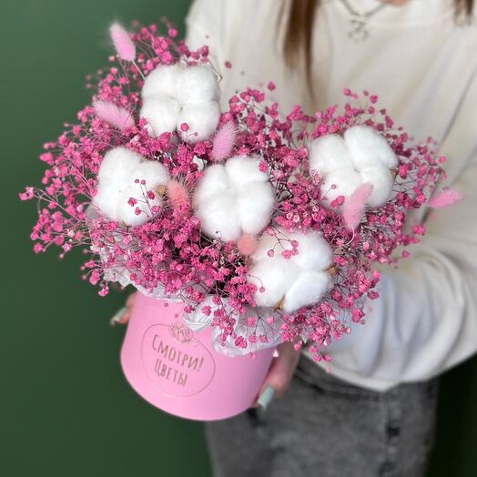 Розовая коробочка с гипсофилой ,хлопком и лагурусом