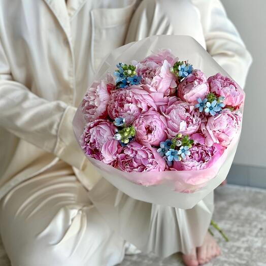 Пионы Сара Бернар с незабудками