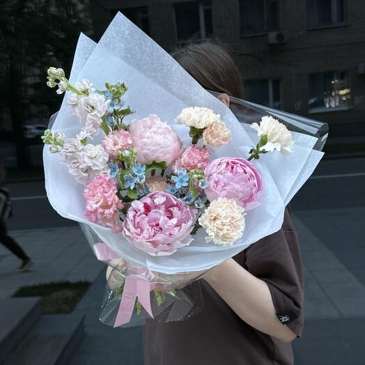 Букет авторский с оксипеталумом и пионами