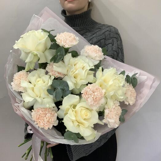 Большой букет с французскими розами и диантусами