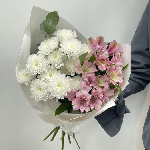 Букет-комплимент из стойких цветов | кустовая хризантема, альстромерия, эвкалипт