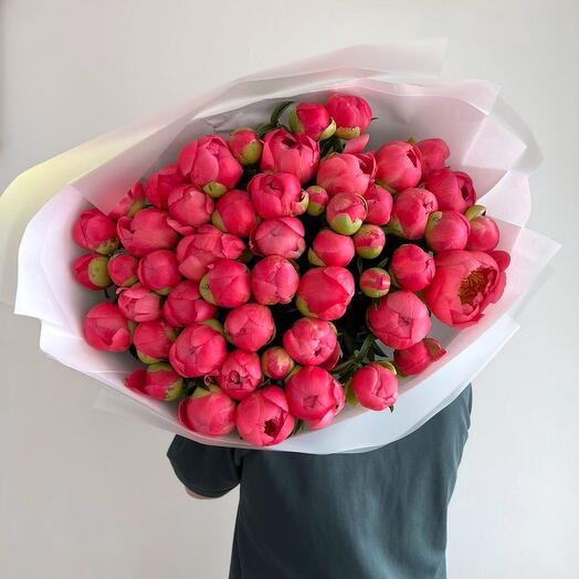 Букет из коралловых пионов