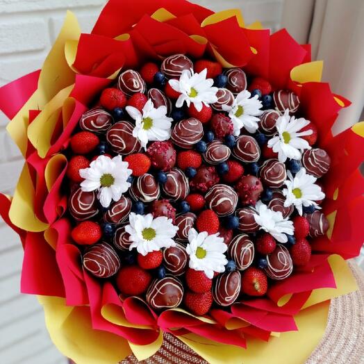 Клубничный букет с хризантемой 🌺