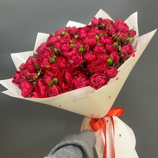 Букет из алой кустовой пионовидной розы