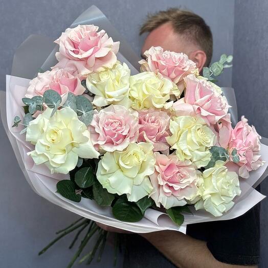 Букет из 15 белых и розовых французских роз