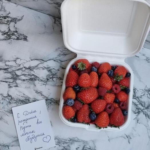 Коробка с ягодами "бенто"