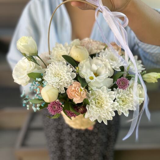 Корзина с цветами пионами