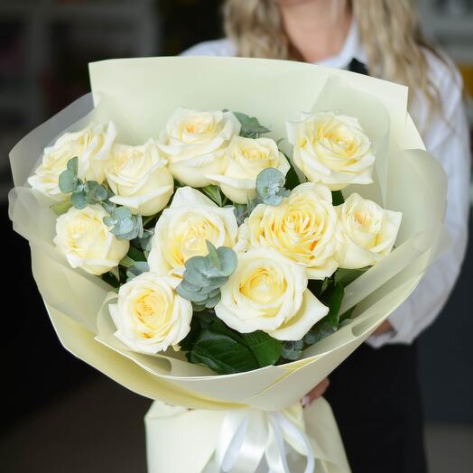 Букет цветов из ароматных пионовидных роз сорта «Канделайт»