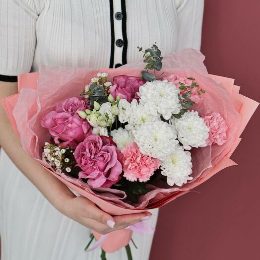 Пионовидные розы и хризантемой с оформлением