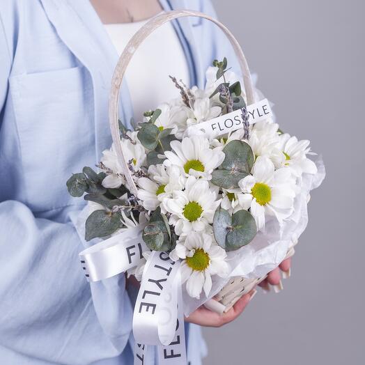 Корзинка с хризантемой ромашкой и эквалиптом Fame