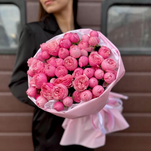 Нежный букет из пионовидной кустовой розы Silva Pink