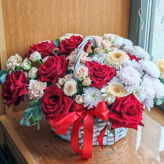 Цветочная корзина в красно - персиковой цветовой гамме