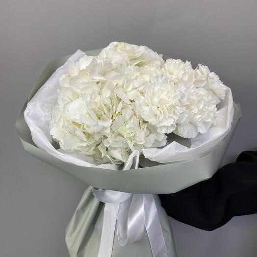 Нежный букет с гортензией и диантусами