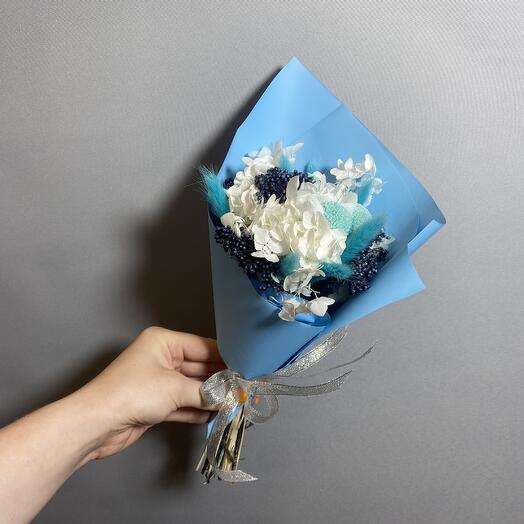 Милый мини-букет из сухоцветов в голубых и белых оттенках с готенией