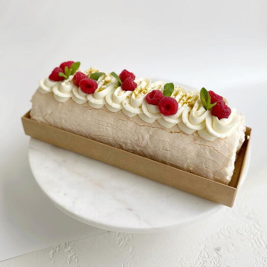 Rollo de merengue con frambuesas