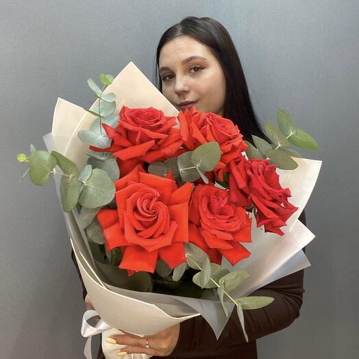 Букет алых французских роз с эвкалиптом