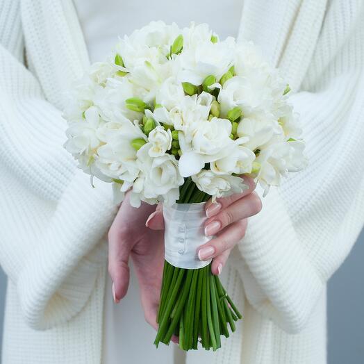 Букет невесты из белых фрезий Паола (с бутоньеркой)