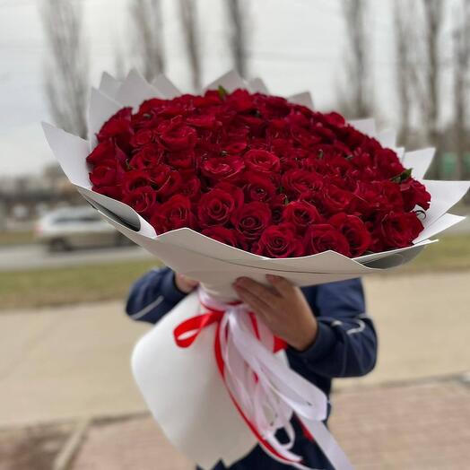 Букет из 101 алой розы в упаковке