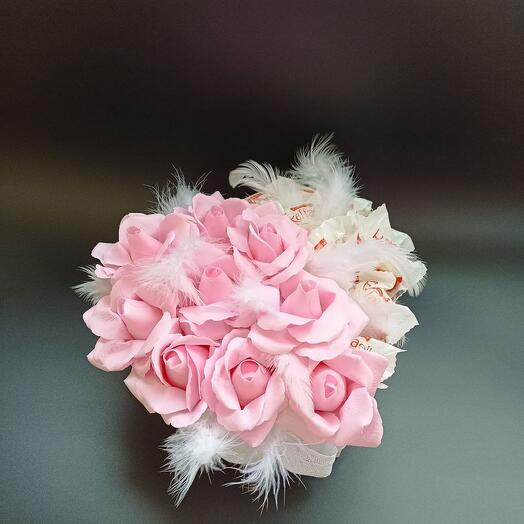 Сердце с мыльными розами и раыаэлло