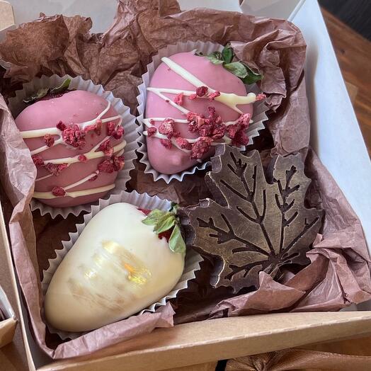 Клубничка + кленовый листок 🍁🍓🍫