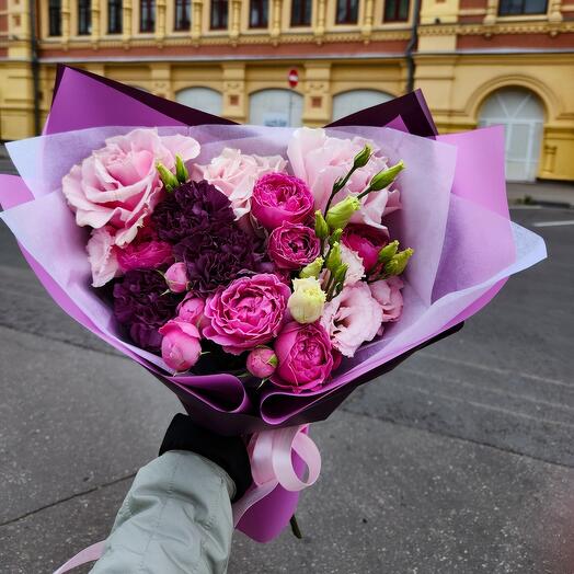 Сборный букет в пурпурных тонах
