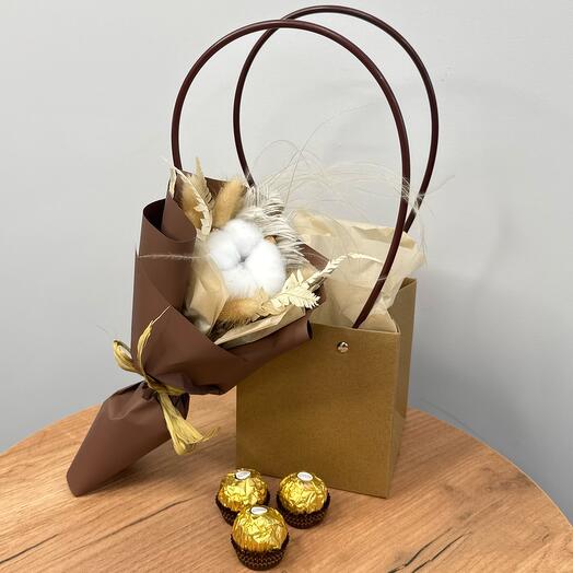 Подарочный набор конфеты Ferrero Rocher и букет с хлопком