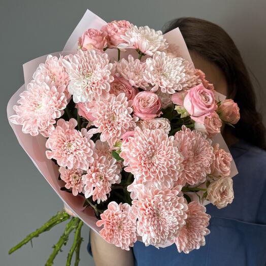 Пушистые хризантемы и кустовая Роза