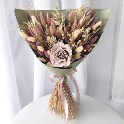 Букет из сухоцветов и стабилизированной розой