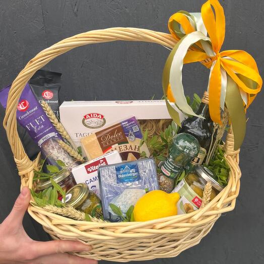 Подарочная корзина с сырами, колбасами, пряностями и томатами