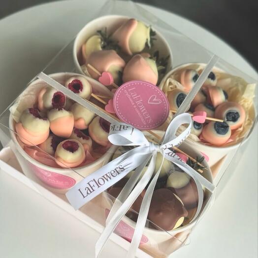 Клубника ,малина,голубика в шоколаде «Sweet Berry Bloom Box»