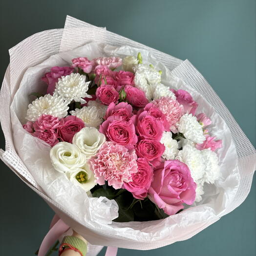 Нежный букет из кустовой розы и эустомы