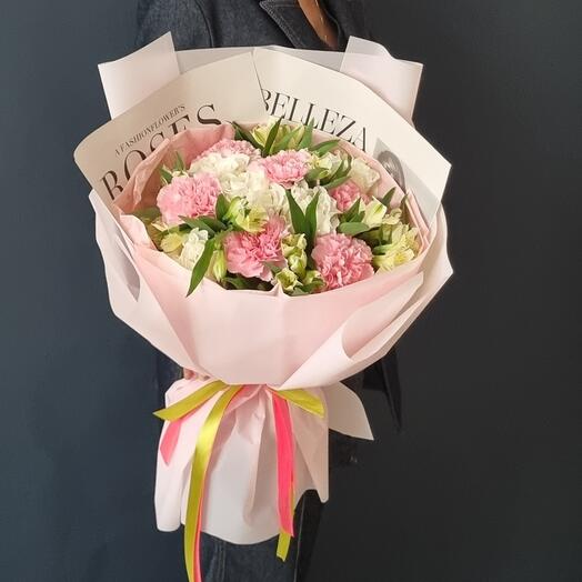 Букет из роз и диантусов Roses