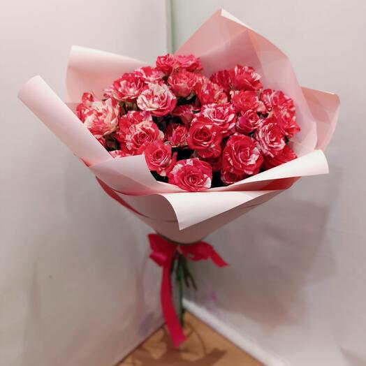 Bouquet of red and white bush roses 5 pcs. Holland, bouquet of red and white bush roses with decoration, Fireworks varieties