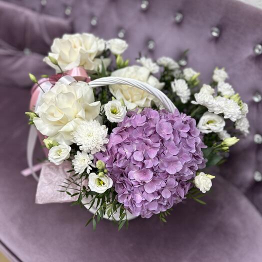Корзина с гортензией и французской розой
