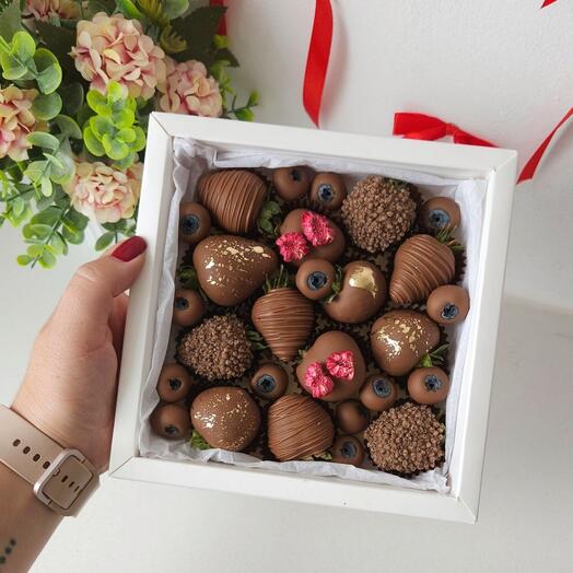 Клубника и голубика в шоколаде "Choco", S