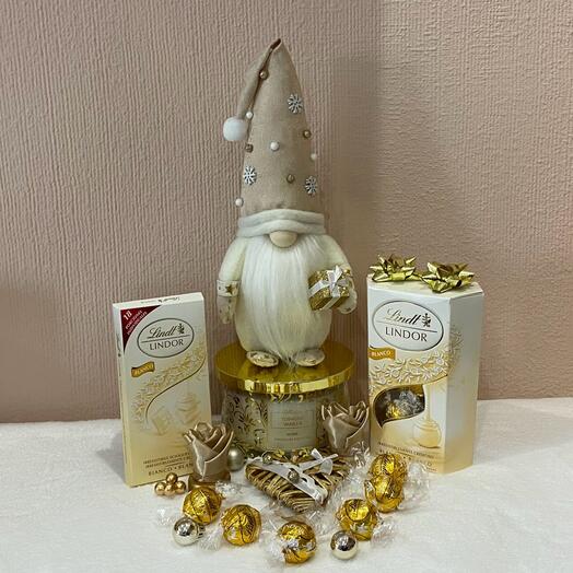 Caja de regalo dorada con vela