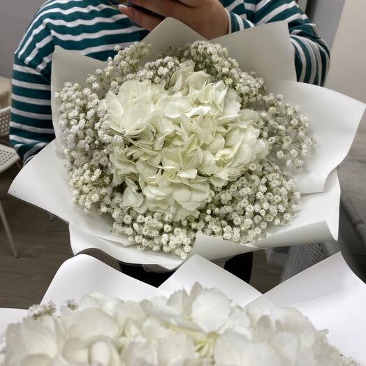 Пышный букет с гортензией и гипсофилой