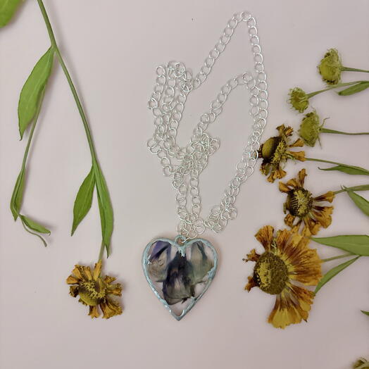 Подвеска талисман ручной работы с настоящими цветами